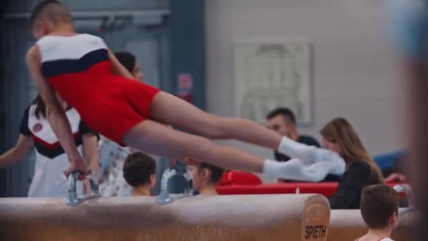 RUSIA, KAZAN 27-12-20: niño haciendo ejercicio sobre el caballo gimnástico con asas - torneo de deportes para adolescentes — Vídeo de stock