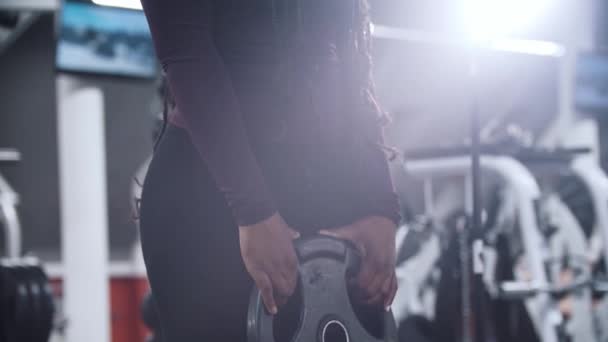 Černá žena cvičí v tělocvičně - zvedá váhu — Stock video