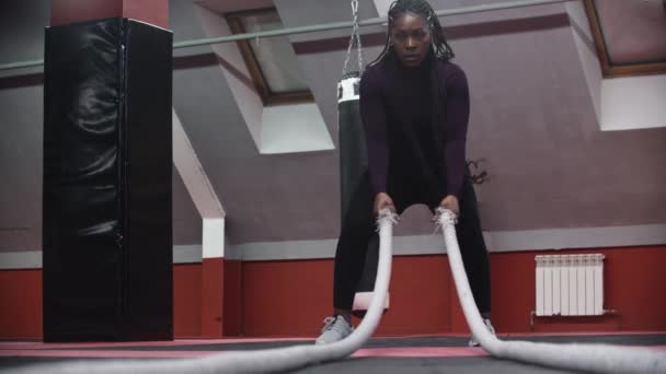 로프를 이용 해 손으로 운동을 하는 아프리카계 미국인 여성 — 비디오