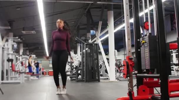 Sports training - black woman jumping on a spot — Stock Video