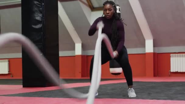 Entrenamiento deportivo - mujer afroamericana haciendo ejercicios con las manos usando cuerdas — Vídeos de Stock