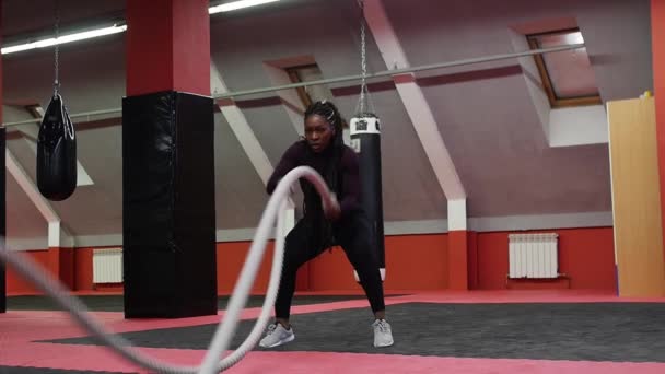 Entrenamiento deportivo - mujer afroamericana entrenando sus manos usando ejercicio crossfit cuerda — Vídeos de Stock