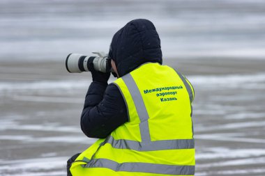 10-02-2021 KAZAN, RUSSIA: Havaalanı sahasında uçakları çeken bir fotoğrafçı