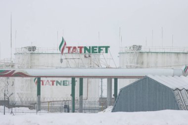 10-02-2021 KAZAN, RUSSIA: Kışın kötü havalarda TATNEFT benzin istasyonu