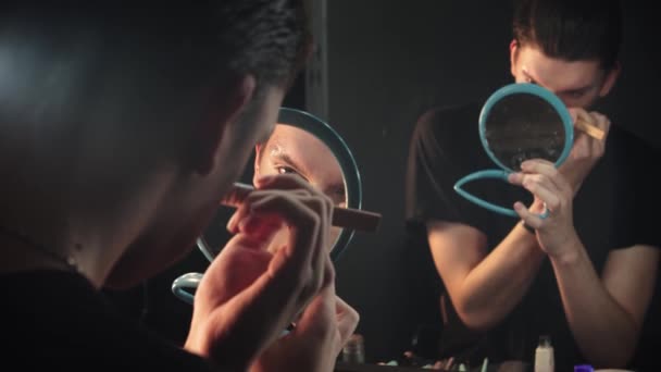 Drag artiste - jeune homme mélangeant dans le contour sur son nez — Video