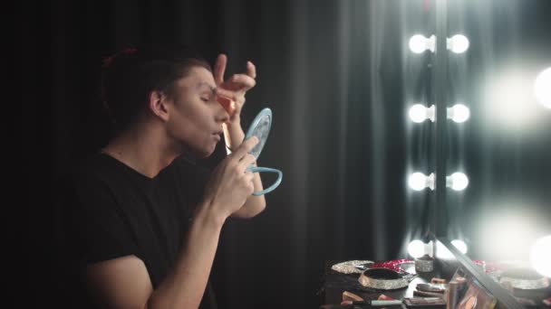 Arrastre artista - joven hombre haciendo sus cejas - comprobar su sequedad y la aplicación de te polvo en la parte superior — Vídeos de Stock