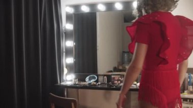 Performansından sonra peruğunu çıkartan genç bir travesti.