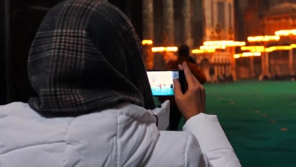 Ένα πρόσωπο που πυροβολεί μπροστά στην κάμερα μεγάλο τουρκικό καθεδρικό ναό — Αρχείο Βίντεο