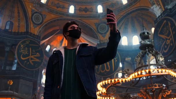 Młody stylowy mężczyzna robi selfie w tureckiej katedrze — Wideo stockowe