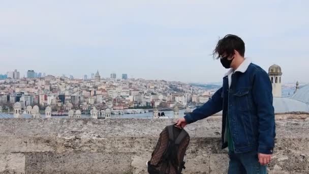 터키를 여행하던 한 젊은이 - 좋은 경치를 향해 걸어가 도시의 사진을 찍고 있는 모습 — 비디오