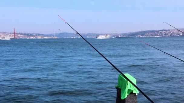 Moře od města a rybářské pruty stojící na okraji nástupiště — Stock video