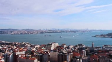 İstanbul şehir manzarası yukarıdan - limana yakın seyreden gemiler