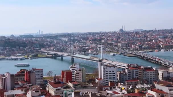 Istanbul uitzicht op de stad van boven - auto 's rijden op de bruggen — Stockvideo