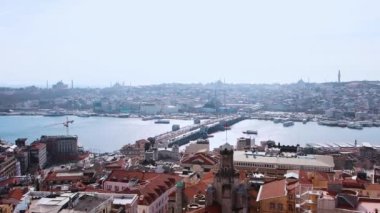 İstanbul şehir manzarası yukarıdan - nehirin üzerindeki köprüde giden arabalar