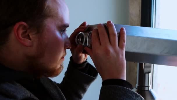 A man looks through binoculars on the observation deck — Stock Video