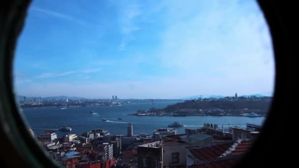Kilátás a folyóra Isztambulban egy kerek ablakon keresztül a kilátótoronyban — Stock videók