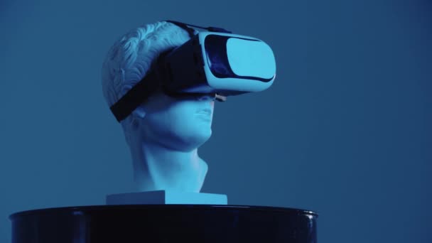 Kürsüde VR gözlüklü bir Yunan heykeli - farklı açılardan mavi ışıklandırma — Stok video