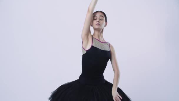 Девушка-балерина в черном платье танцует руками — стоковое видео