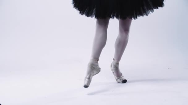 Девушка-балерина в черном платье ходит на пуантах — стоковое видео