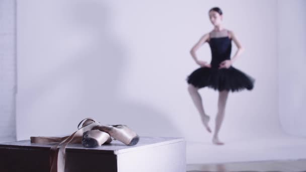 Молодая балерина в черном платье тренировки - пуанты обувь на переднем плане — стоковое видео