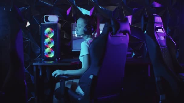 Gadis gamer duduk di komputer di klub game — Stok Video