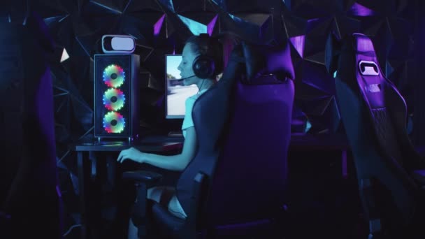 Dívka hráč sedí u počítače v herním klubu - otočí a vaping — Stock video