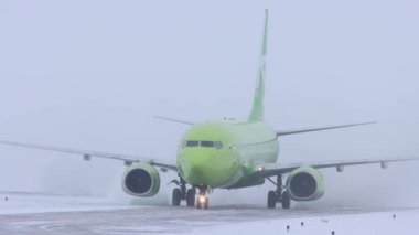 10-02-2021 KAZAN, RUSSIA, Kazan Uluslararası Havalimanı: pistte S7 Havalimanı 'ndan büyük bir uçak