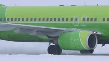 10-02-2021 KAZAN, RUSSIA: Pist sahasında S7 Havalimanından büyük bir uçak