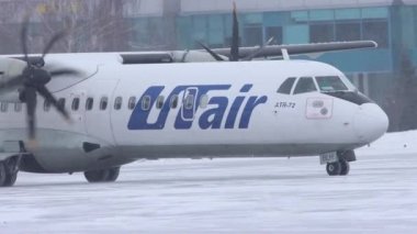 10-02-2021 KAZAN, RUSSIA: Karlı bir pistte ilerleyen UTAIR kampanyasından büyük valfleri olan beyaz bir uçak