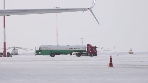 10-02-2021 KAZAN, RUSSIA, Aeroporto Internazionale di Kazan: Camion TATNEFT con guida a gas su un campo d'aviazione — Video Stock
