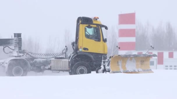 10-02-2021 KAZAN, RUSSLAND: Schlimmer schneereicher Winter am Flughafen und eine große Schneeräummaschine auf dem Gelände — Stockvideo