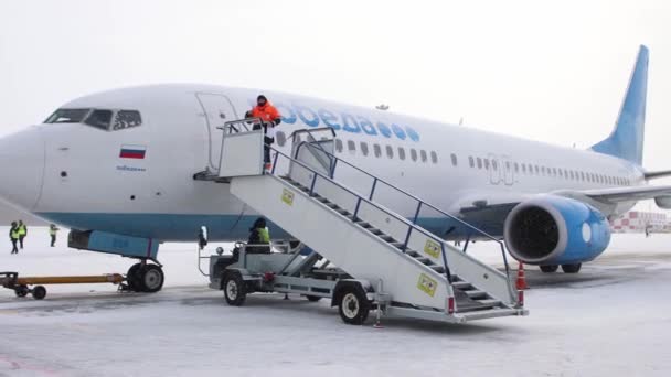 10-02-2021 KAZAN, RUSSIA, Kazan International Airport：一架来自POBEDA的白色飞机- -一名工人从飞机上走下来 — 图库视频影像
