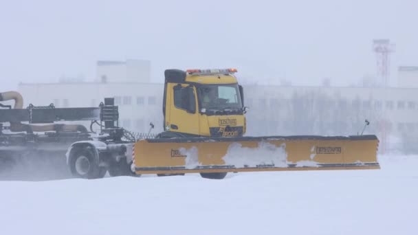 10-02-2021 KAZAN, RUSSIA: Snowy winter at the airport and a big snow removing machine riding on a road — Stock Video