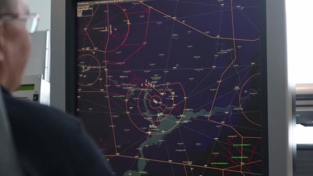 10-02-2021 KAZAN, RUSSIA, Bandara Internasional Kazan: ruang kontrol navigasi di bandara sebuah monitor dengan jalur terbang ditempatkan di peta — Stok Video