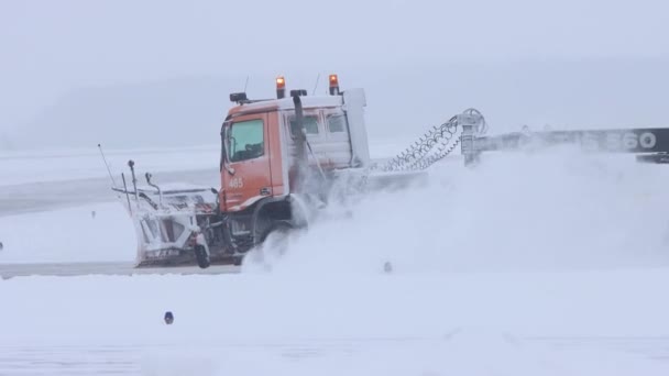 10-02-2021 KAZAN, RUSSIA: Snowy winter - big snow removing truck removes snow from the path and throw it to the side of the road — Stock Video