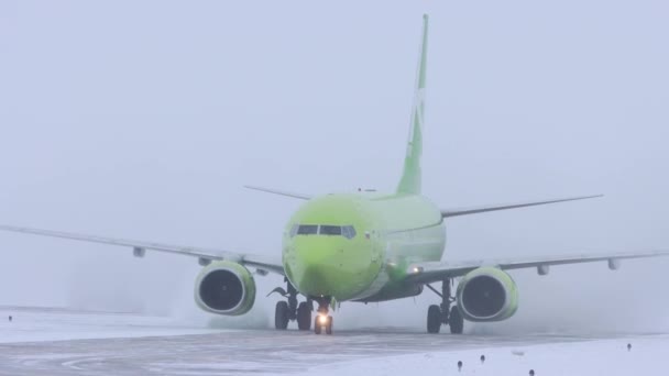 10-02-2021 KAZAN, Ryssland, Kazans internationella flygplats: ett stort plan från S7 AIRLINES kampanj på landningsbanan — Stockvideo