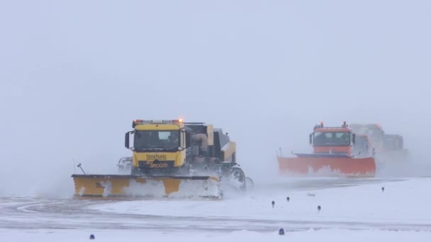 10-02-2021 KAZAN, RUSSIA: Snowy winter - big snow removing trucks removes snow from the path on the way — Stock Video