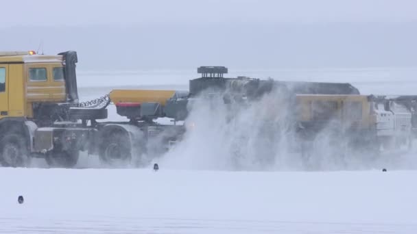 10-02-2021 KAZAN, RUSKO: Sněžná zima na letišti - velký sněžný pluh odstraňuje sníh z cesty — Stock video