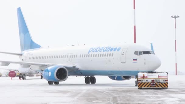 10-02-2021 KAZAN, RUSSIA, Kazan International Airport: preparing a big POBEDA aircraft for the fly — 图库视频影像