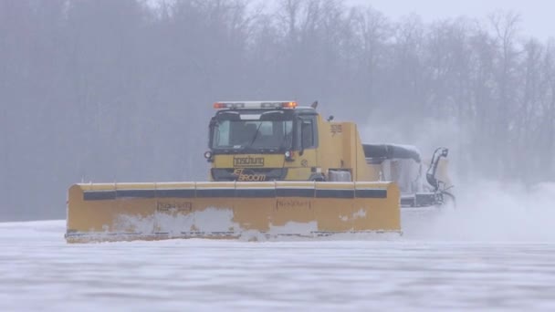 10-02-2021 KAZAN, RUSSIA: Snowy winter at the airport - a big snowplow removes snow from the area — Stock Video