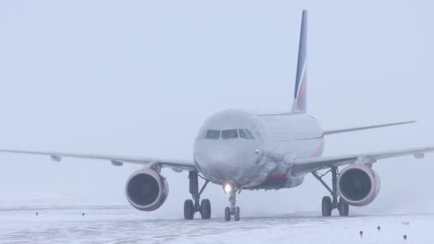 10-02-2021 КАЗАН, РОССИЯ: Самолет кампании "Аэрофлот" медленно движется по взлетно-посадочной полосе — стоковое видео