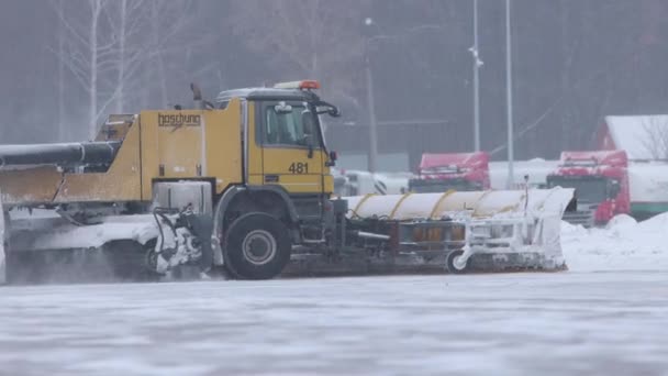 10-02-2021 KAZAN, RUSSIA: Snowy winter - a big snowplow removes snow from the area — Stock Video