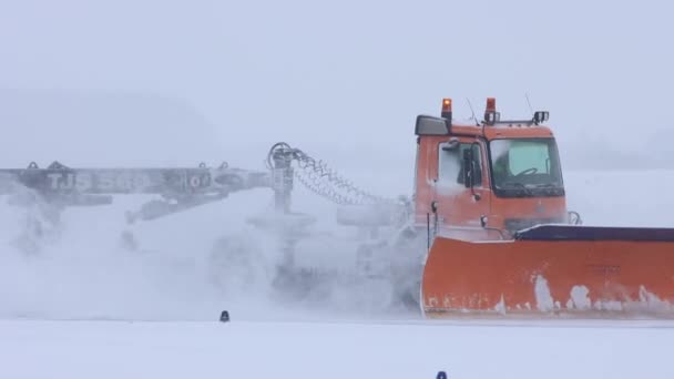 10-02-2021 KAZAN, RUSSLAND: Verschneiter Winter - großer Schneeräumwagen entfernt Schnee vom Weg — Stockvideo