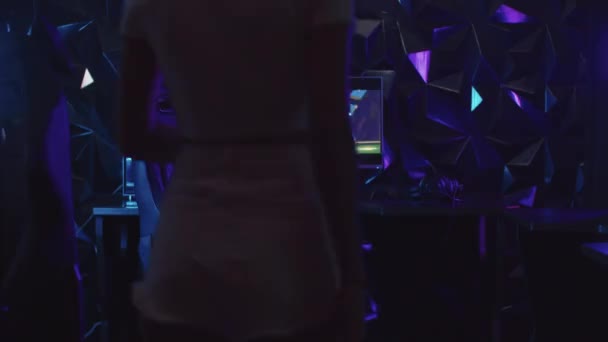 Menina gamer colocando sua perna na cadeira no clube de jogos e amarrando seu sapato — Vídeo de Stock