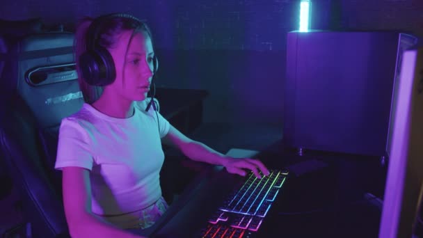 Dívka hráč sedí u počítače v herním klubu a hraje - prohrává hru — Stock video