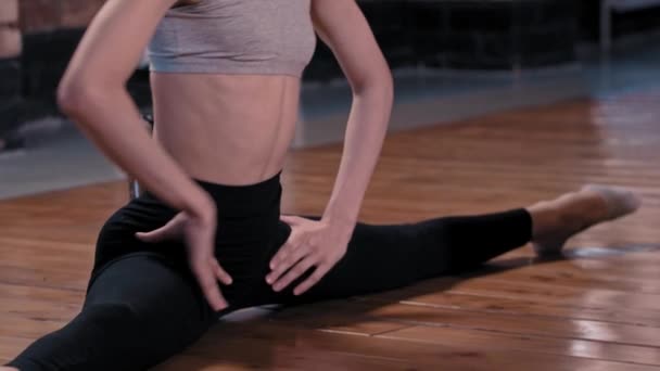 Twee magere vrouwen vrienden samen trainen in de sportschool - oefeningen doen zittend op de vloer — Stockvideo