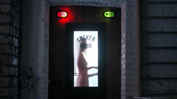 Atractiva silueta de mujer detrás de la puerta del vestuario — Vídeos de Stock