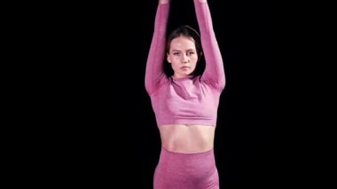 Jimnastik - Genç plastik kadın siyah stüdyoda tekerlek yapıyor.