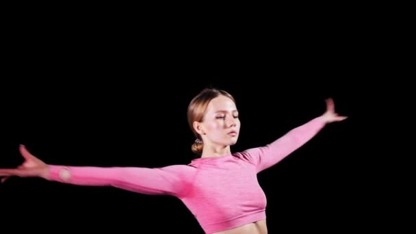 Спортивная гимнастика - молодая пластиковая женщина делает поворот — стоковое видео