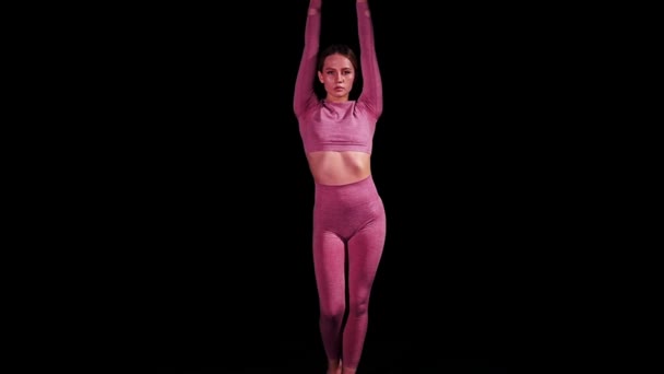 Gimnasia - joven mujer de plástico camina hacia adelante y haciendo rueda en el estudio negro — Vídeo de stock